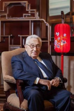 [美国]前国务卿基辛格：“中国应该帮助美国，避免发生战争”这是无耻的战争讹诈