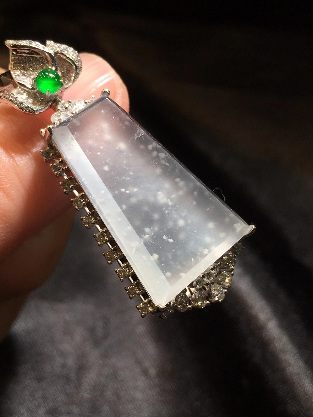 翡翠|翡翠冰种雪花棉无事牌\uD83C\uDF39\uD83C\uDF39雪花飞舞，意境幽美！