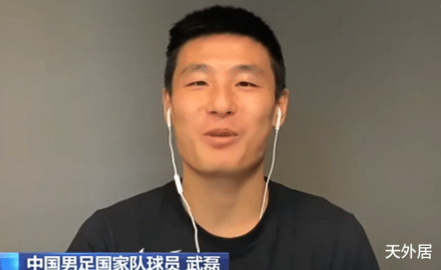 [武磊]登热搜！白岩松连线武磊，中国一哥全程紧张，但2个字让采访升华