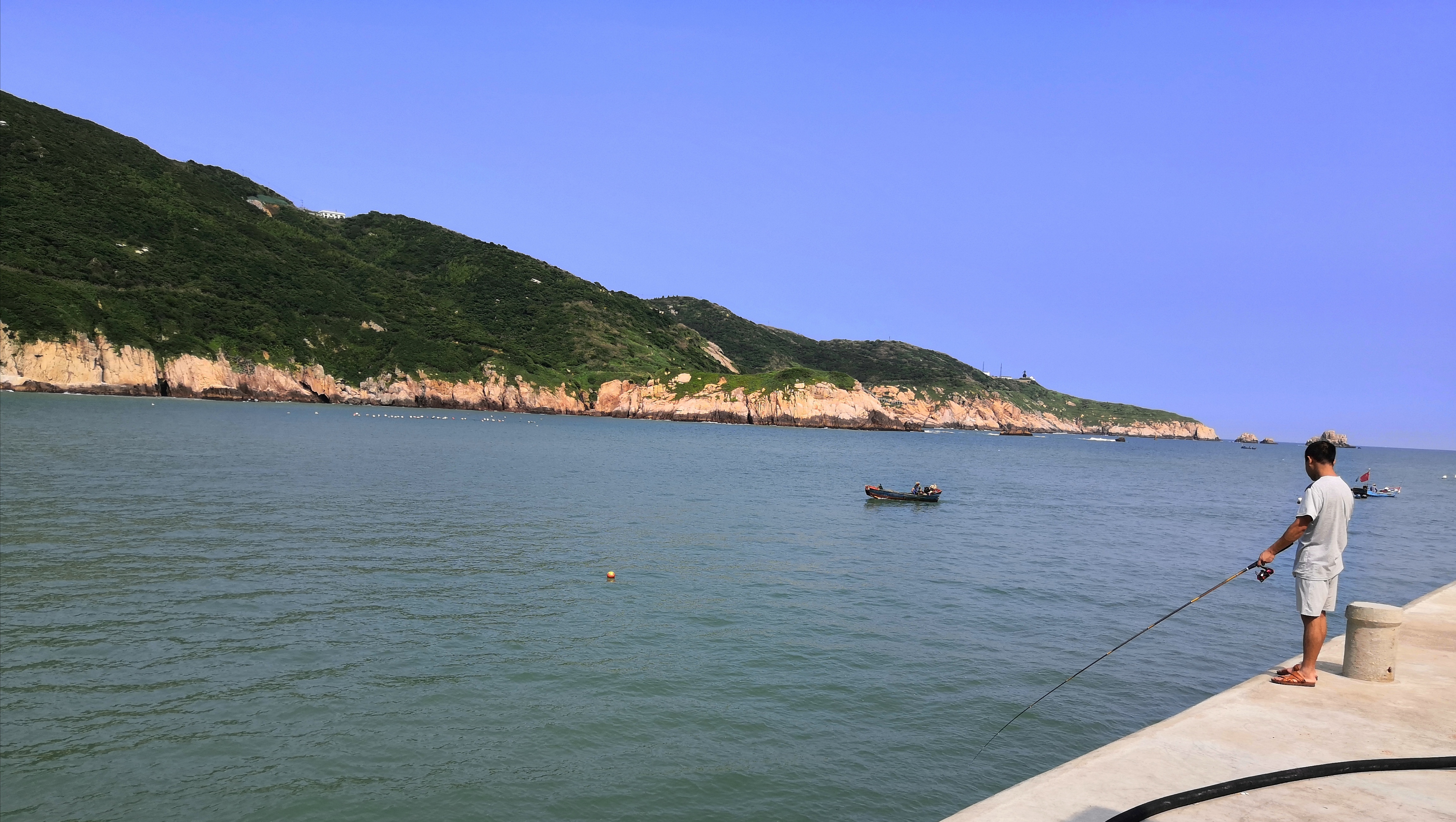 女孩▲钓起十七条鱼，餐馆加工成十九条 （嵊泗列岛雾岛篇）