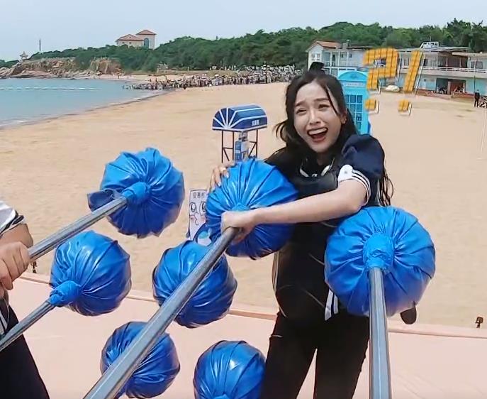 吴宣仪|《奔跑吧》吴宣仪玩游戏差点输掉，有谁注意蔡徐坤的反应，难怪22岁还单身