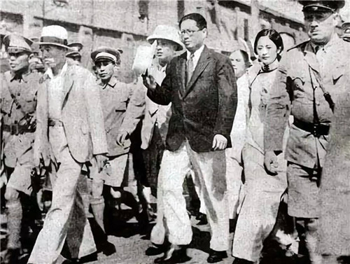 恩人|蒋介石看了此人的资料,吓得直冒冷汗,转身对戴笠下令:不留活口