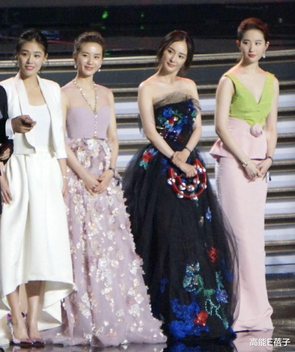 杨幂|爷青回!杨幂刘诗诗同框坐一张凳子,还与陈伟霆热聊关系变好?