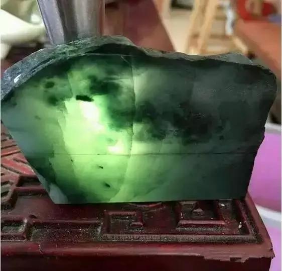 翡翠▲同样是300万切的石头，一刀下去，几家欢喜几家愁！