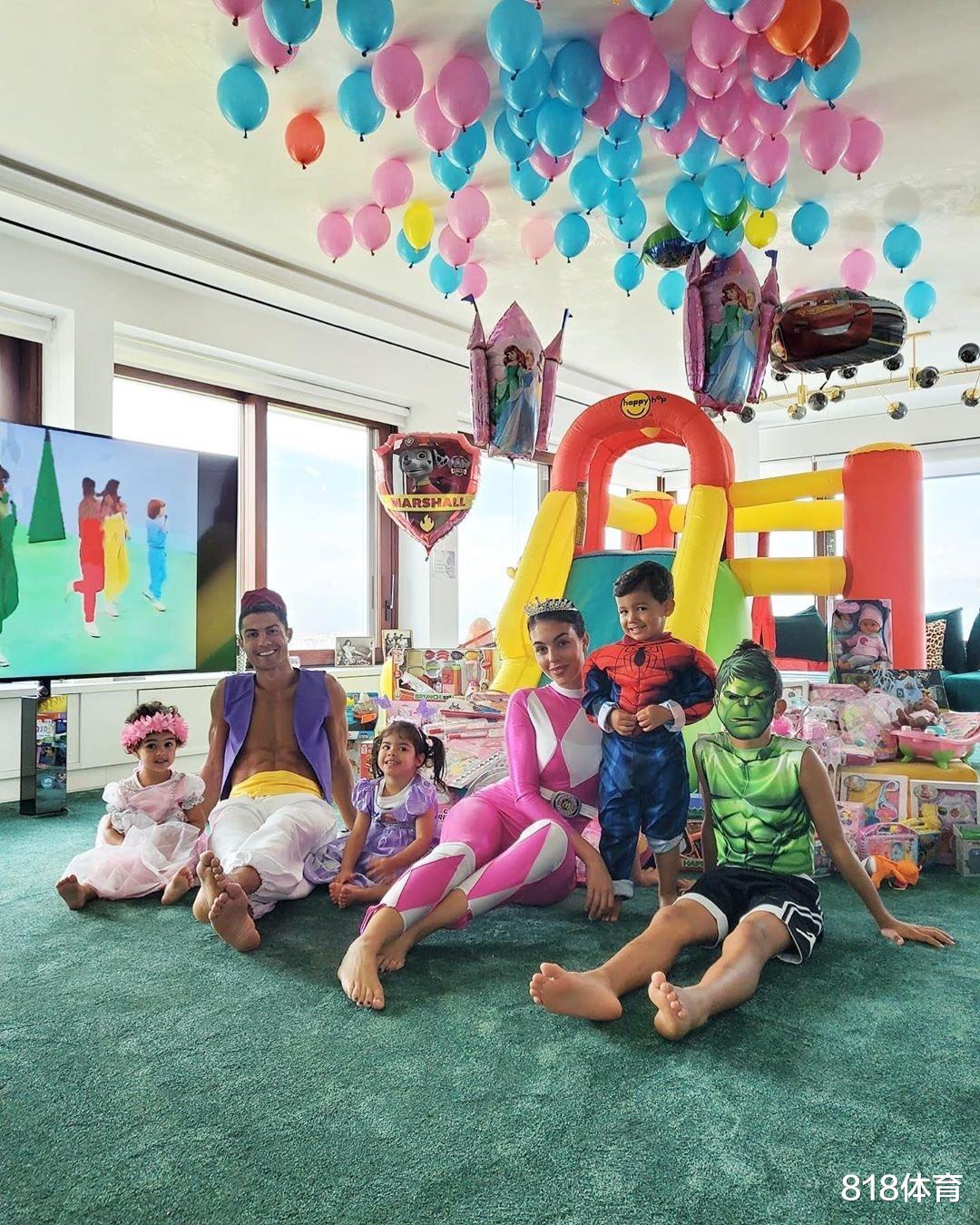 C罗▲C罗一家为龙凤胎庆生！乔治娜送3岁女儿伊娃LV包，总裁扮阿拉丁太逗