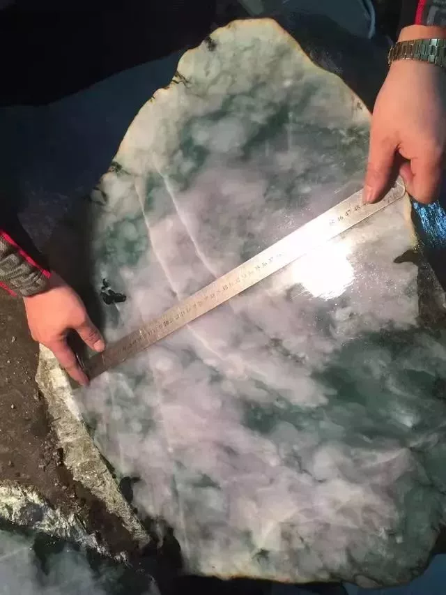 「翡翠」这块翡翠原石花的值！切出60多支飘花手镯 ！