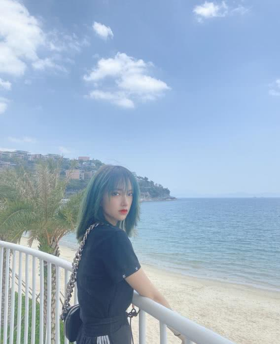 『程潇』程潇不愧是“火箭少女”，海边绿发随风摇曳，果然是酷女孩儿
