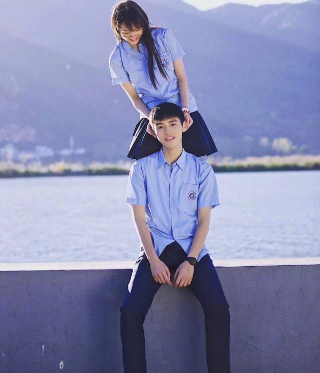 陈飞宇▲陈飞宇比欧阳娜娜高21公分，看清两人腿长对比，娜娜比例太强了