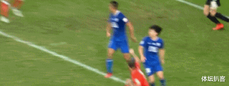 上海上港|中超争议判罚引上港全队不满！佩雷拉暴怒，胡尔克伸手拉裁判