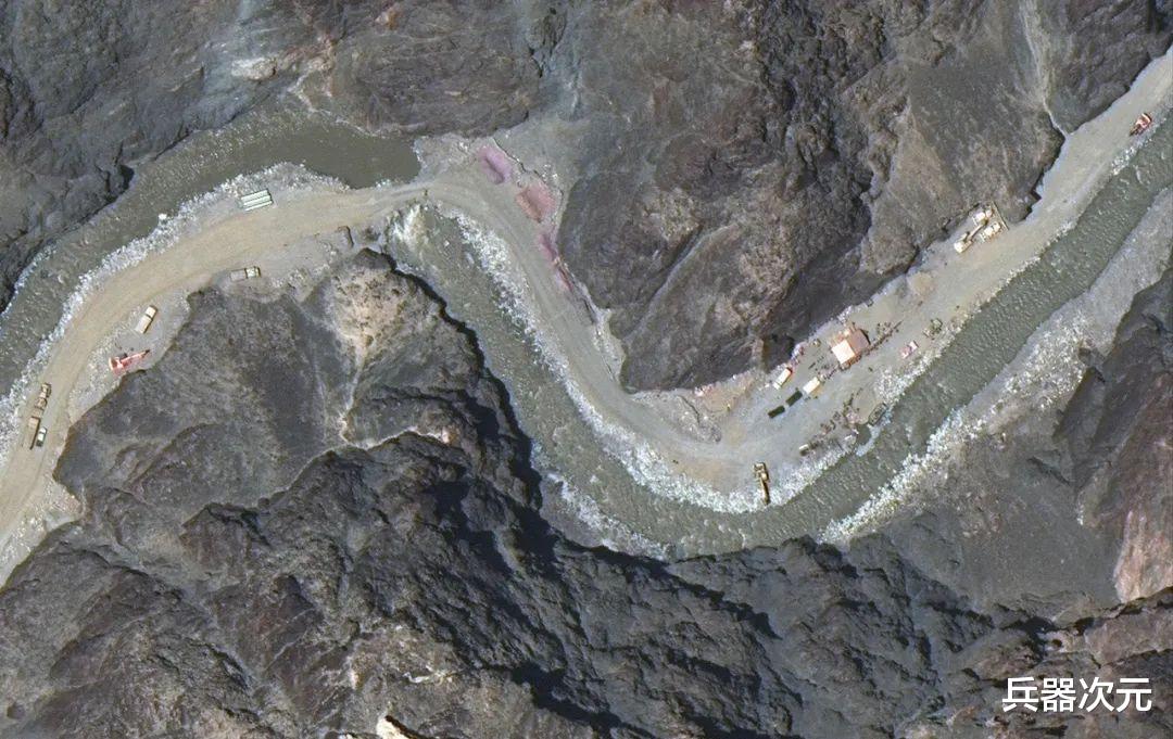 印度|印度营地遭洪水袭击，大批T90坦克被淹，军队后撤1500米