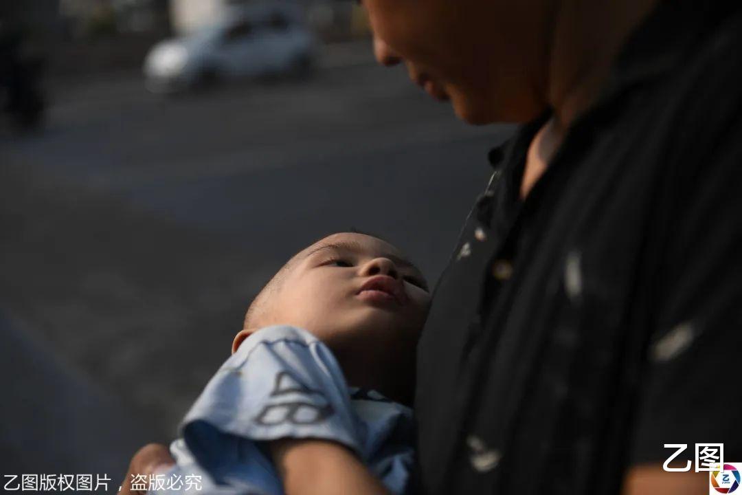 乙图|妻子跑了，90后货车司机带着病儿跑长途：最怕跑着跑着儿子没了