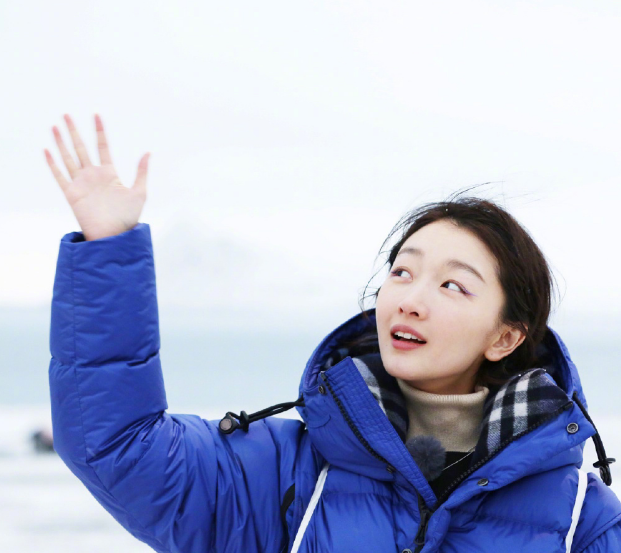 周冬雨拔智齿后晒自拍，半张脸引发网友脑洞，心疼又好笑！