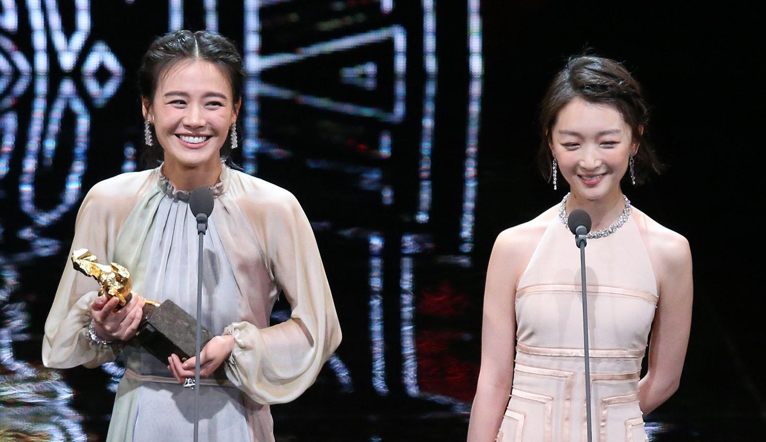 周冬雨|好闺蜜周冬雨拿奖拿到手软，而马思纯只剩下“抑郁症与药物”