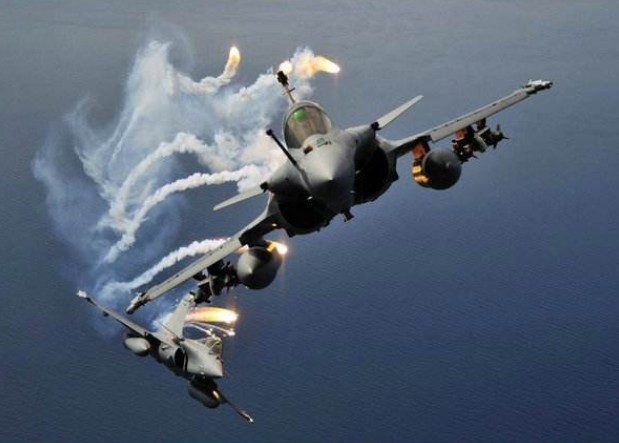 印度|印度飞行员手滑点错按钮，50枚炸弹砸向自己机场，40人直接被炸翻