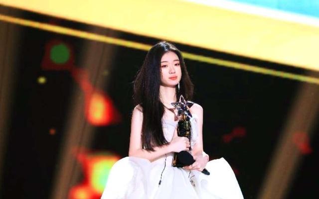 单依纯|单依纯荣获“好声音”总冠军，她直言：希望尽快把五万元贷款还上