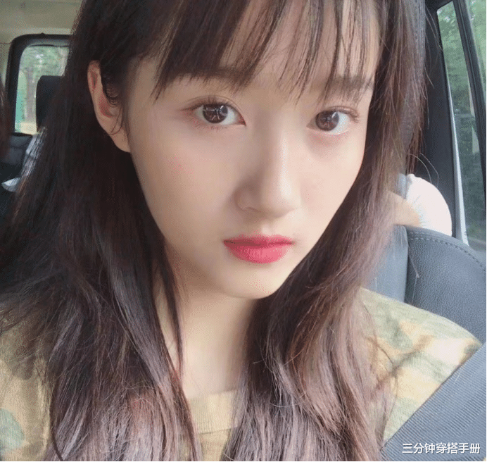 【刘海】有一种“变脸”叫关晓彤换刘海，摆脱显老中分发型，秒变邻家姐姐