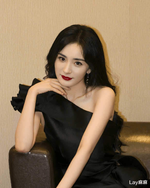 杨幂|有种“优雅”叫杨幂的红唇配黑裙，坐下的那刻，这“章鱼腿”亮了