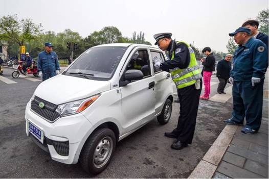 晨星说车 老年代步车又出“新规定”，一不小心就扣车罚款，交警：逃不掉