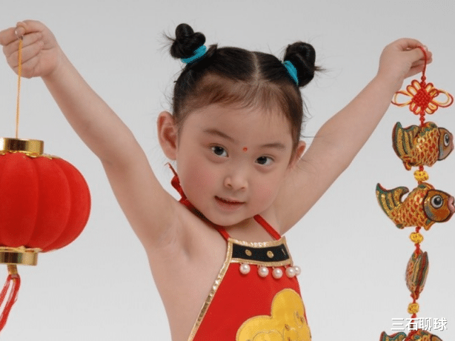 邓鸣贺|凭春晚走红“年画娃娃”邓鸣贺，8岁因过劳去世，如今妹妹现状令人心疼！