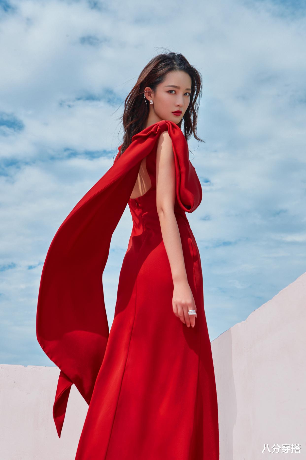 李沁又美得“過分”瞭，一襲大紅色連衣裙精致高級，神秘高貴-圖5