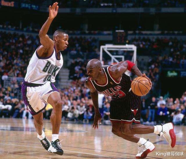 #勒布朗·詹姆斯#情商满分!谈及乔丹与詹姆斯,看看历史第一神射如何表态