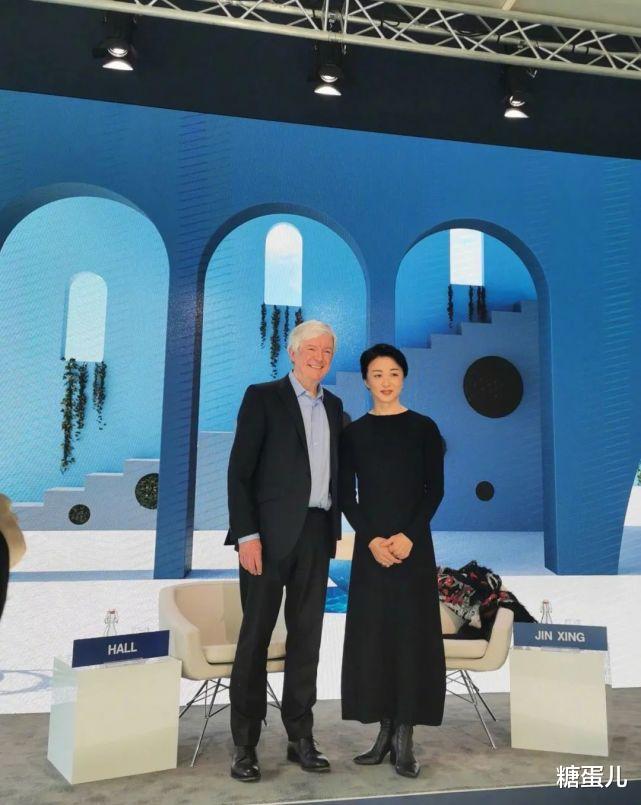 卷发|金星烫这典型的大妈卷发，再加上穿老年裙，俨然一个老阿姨！