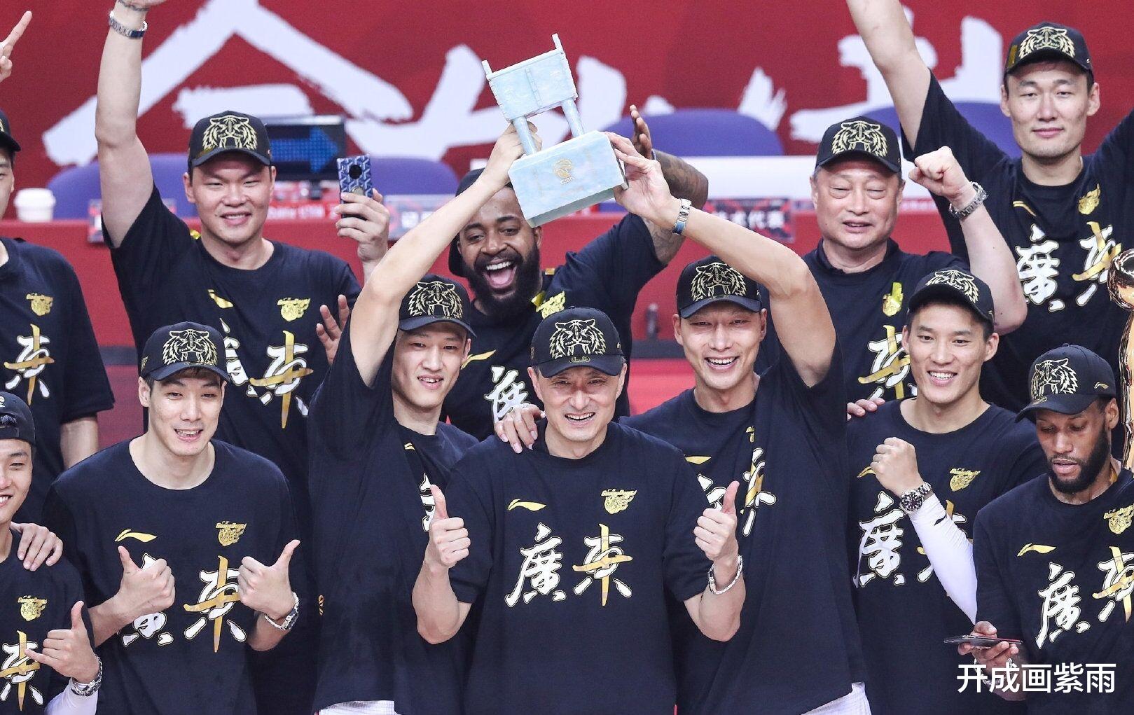 王哲林|王哲林，请加盟广东宏远！大王想夺CBA总冠军，面临浓眉哥一样的抉择