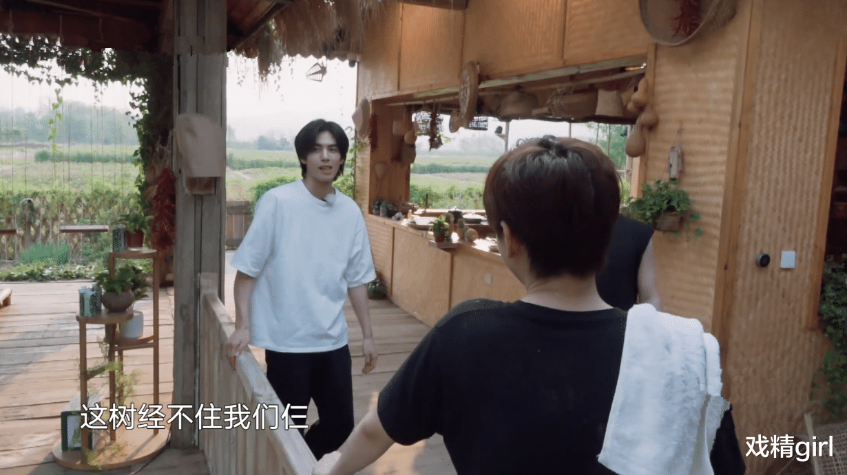 『宋威龙』宋威龙试图摘椰子被拒,又缠着彭彭出门捞河蚌,半路被何炅赶回家