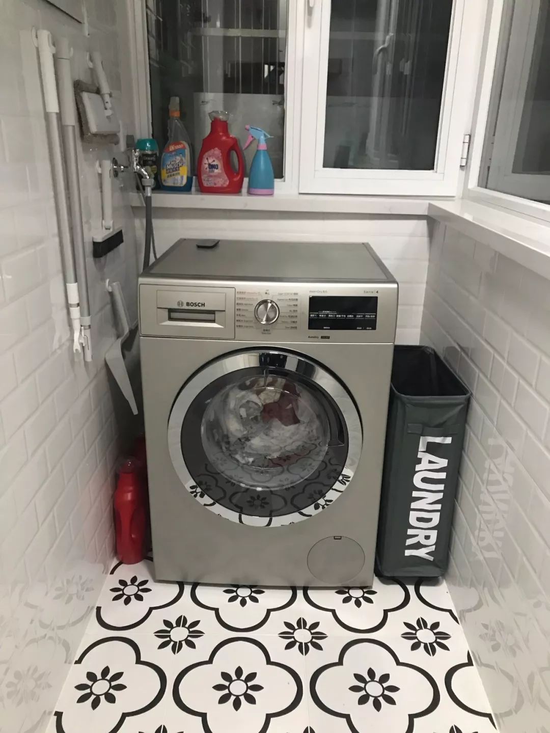 阳台位置小，洗手盆装不了，放洗衣机有余！怎么利用？
