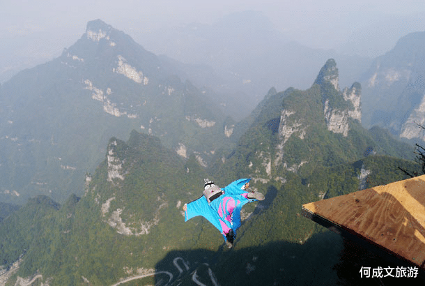 塔里木盆地@失联女飞行员遗体被发现,张家界网红景点,为何成了翼装飞行胜地