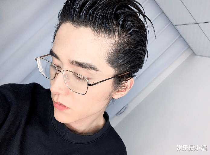 「张新成」张新成晒新发型自拍，侧颜帅出新高度，却意外显露了真实发量