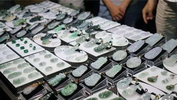 「翡翠」你知道翡翠怎么交易吗？我们购买翡翠饰品应该去哪里？