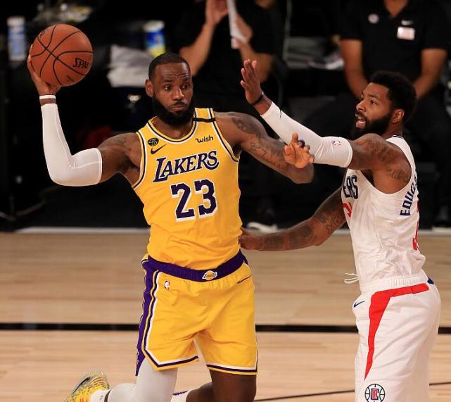 勒布朗·詹姆斯|16+11+7！湖人官方盛赞詹姆斯，韦德也忍不住发推感慨：完美