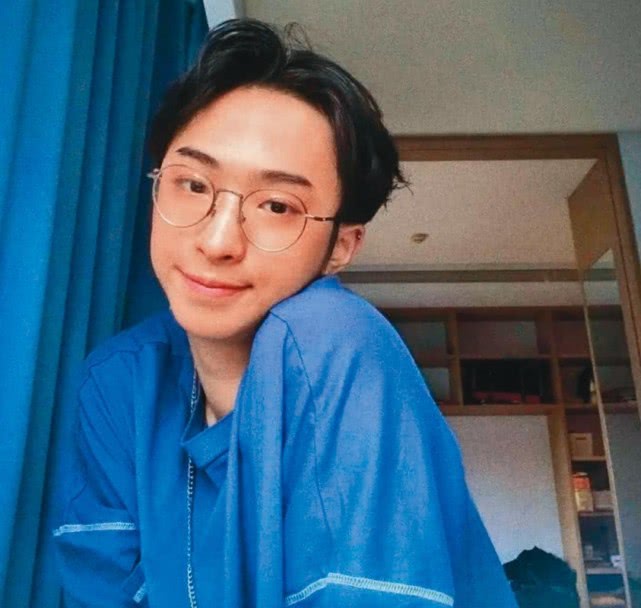 [高峰]庾澄庆夫妇带儿女出门很温馨，台媒曝张嘉欣受尽宠爱比当初的伊能静幸福太多