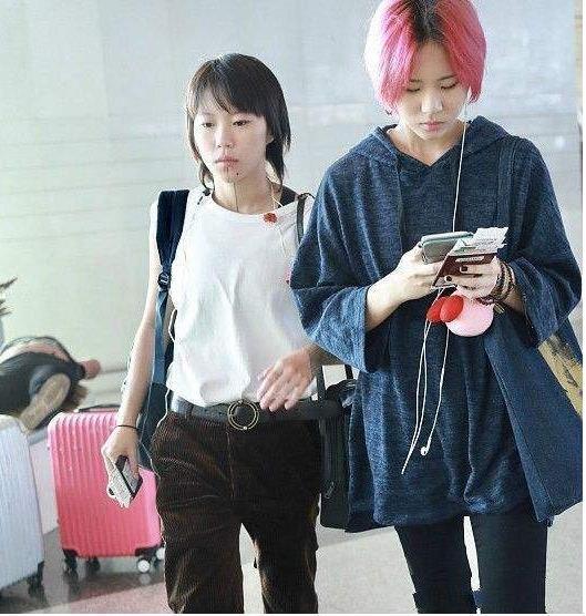 『窦靖童』窦唯二女儿一头黄发亮相音乐会,穿着打扮像极窦靖童,17岁疑有恋情