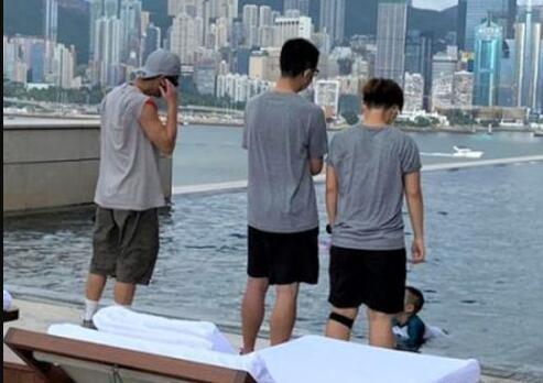 陈小春|应采儿晒父子三人合照，陈小春紧抱小儿子，Jasper表情亮了