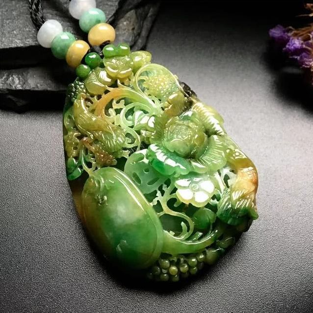 翡翠▲地摊货黄加绿翡翠原石被货主9900拿下，成品出来越看越有味道！