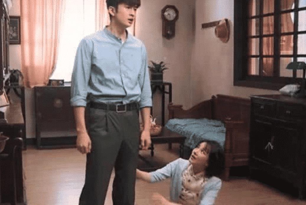 『陈小纭』有一种“入戏”叫陈小纭，忘记自己穿的开衩旗袍，露出的东西亮了！