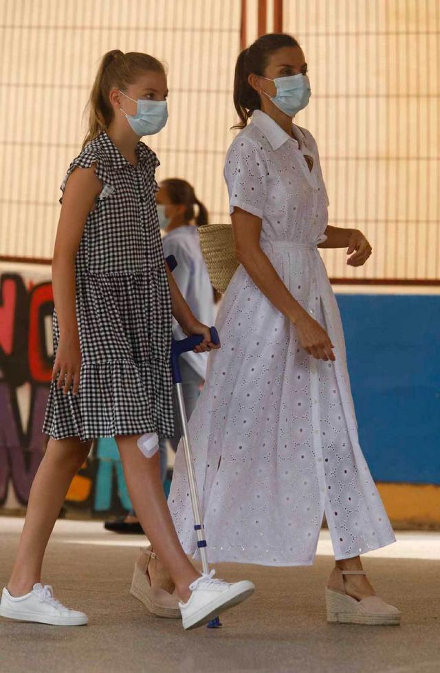 衬衫|西班牙公主罕见扎马尾！花裙挖个洞显成熟，确定不是拿王后的穿？