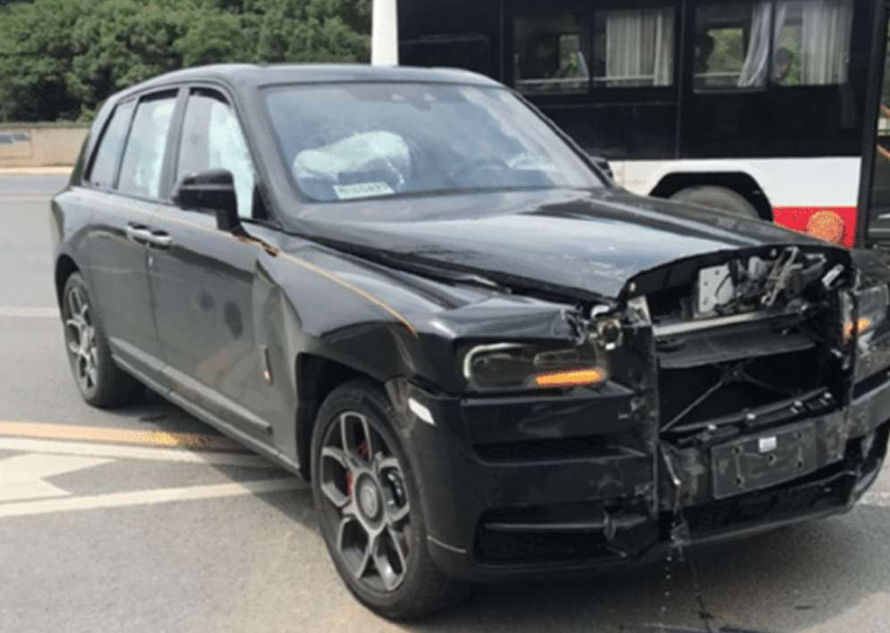 劳斯莱斯库里南|“库里南事故”女车主,左手有纹身,头发是“双拼色”,气场十足