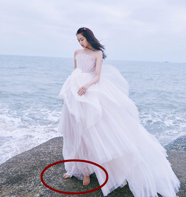 關曉彤穿“扇貝裙”去海邊拍照，註意穿的啥鞋？這是對海水最大尊重-圖3