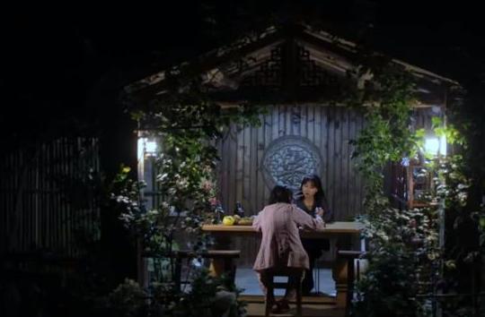 李子柒▲走进李子柒的农家小房，卧室衣架都是树枝做的，生活也太原始了