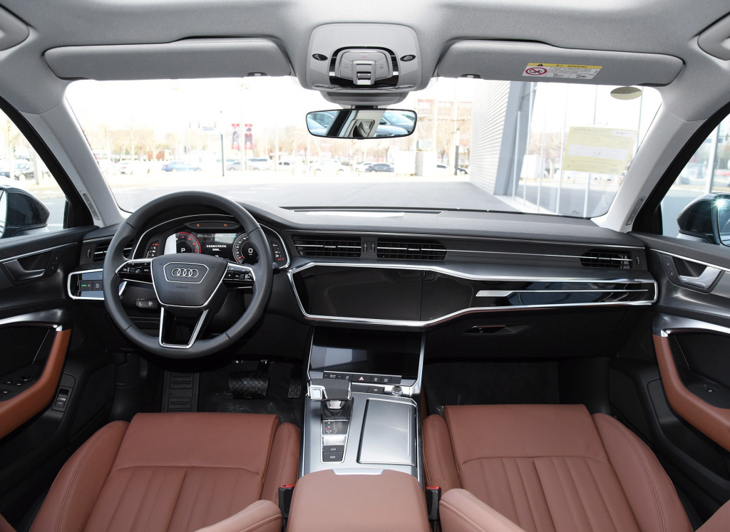 『奥迪A6L』曾经公认的“官车”，车长超5米，内饰3块大屏幕，现优惠完才32万