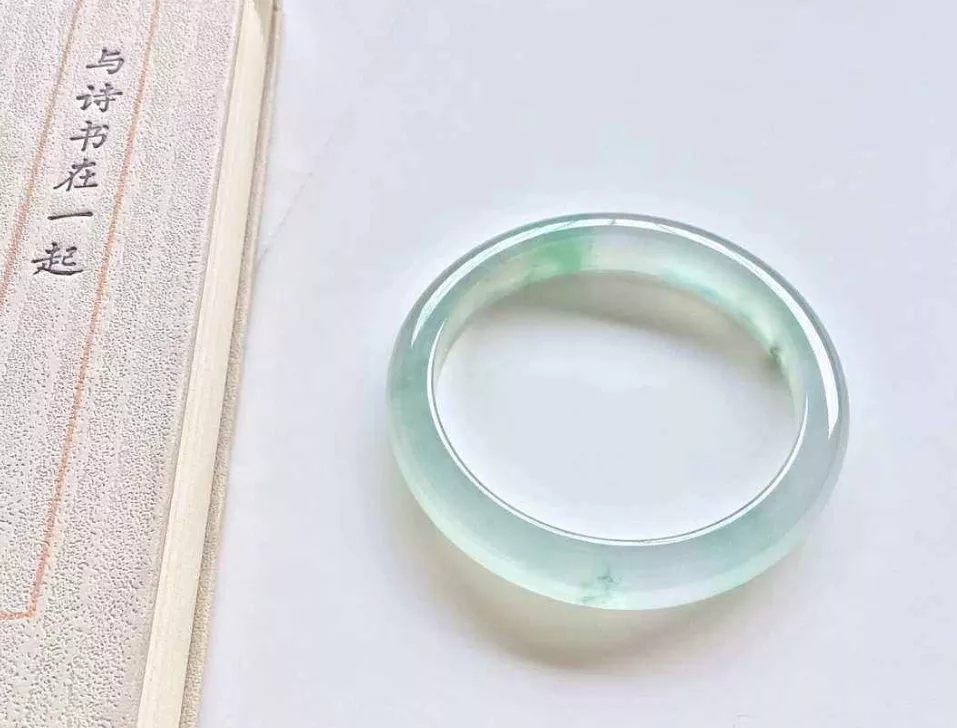 翡翠手镯|圆条还是扁条？你的手到底适合哪种类型的翡翠手镯？