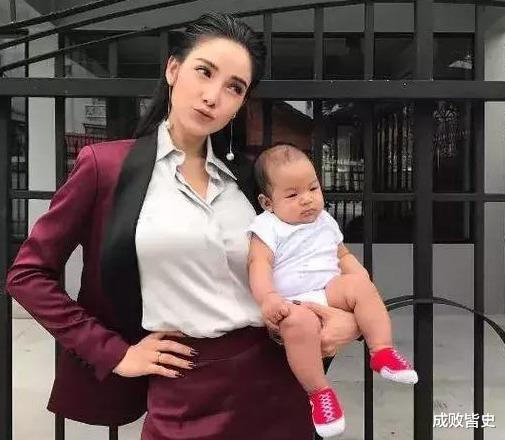 「」当红女星自爆离奇身世：哥哥真实身份是生父，母亲竟是奶奶
