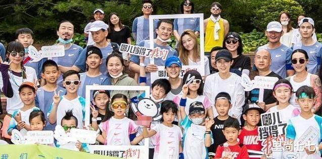 李嫣|太惊喜！14岁李嫣脸部回归正常，染金发穿露脐装身高赶超183爸爸