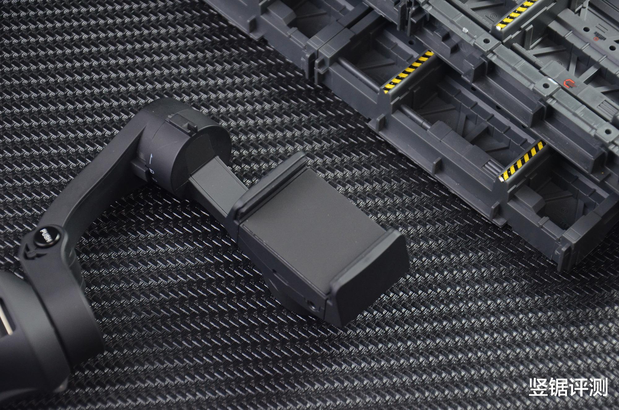 罗振宇|小米有品 “Snoppa折叠式稳定器”评测：支持无线充电是亮点