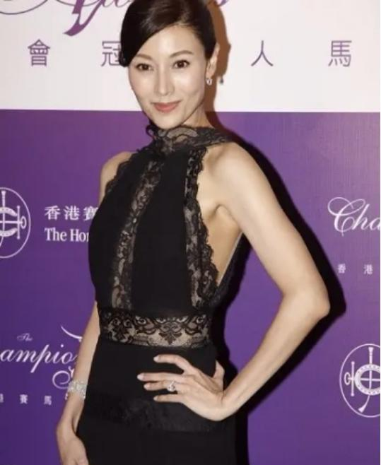 李嘉欣|李嘉欣气质藏不住，穿黑色蕾丝礼裙曲线迷人，高贵又优雅