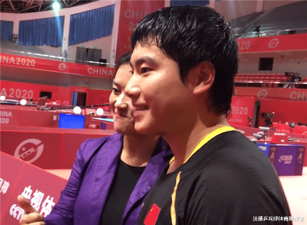 梁靖|梁靖崑连斩国乒3核夺冠证实力!央视解说邀请合影,透露换了兵器