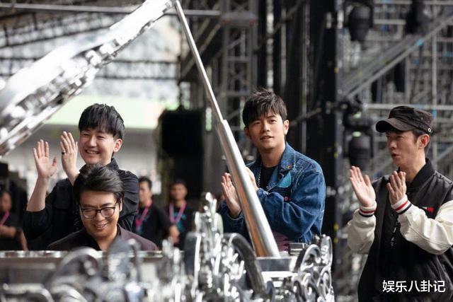 郎朗@薇娅邀请郎朗夫妇去她直播间,晒出一架钢琴,让很多人望而却步